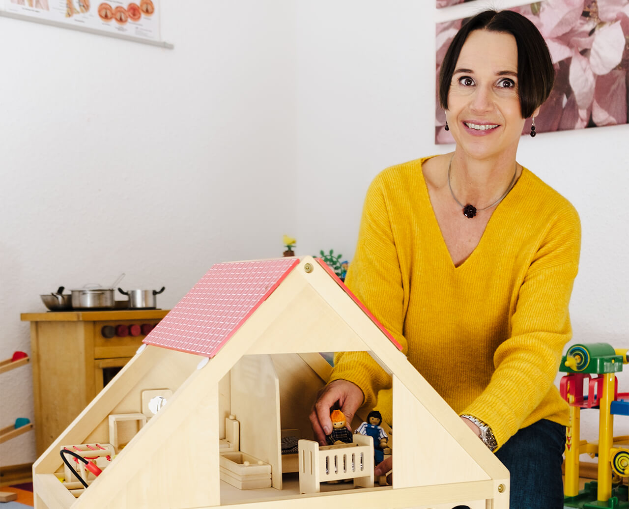 Bettina Hunsdorfer mit einem Kinderspielhaus in ihrer Praxis für Logopädie in Ulm