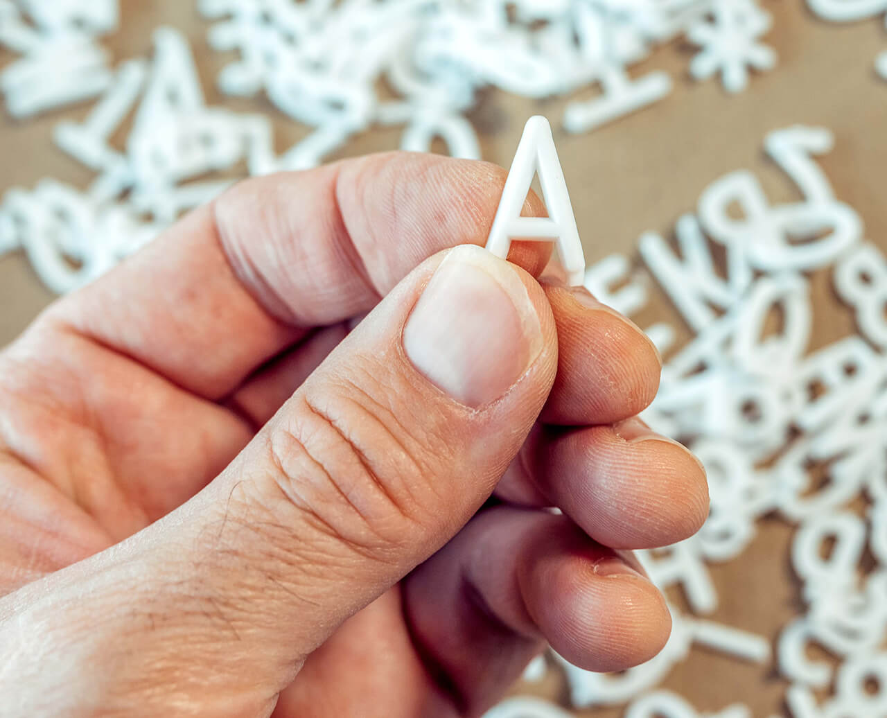 Bettina Hunsdorfer hält den Buchstaben A